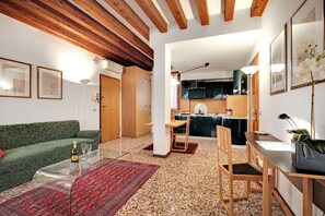 Apartamento, 1 quarto | Área de estar | TV