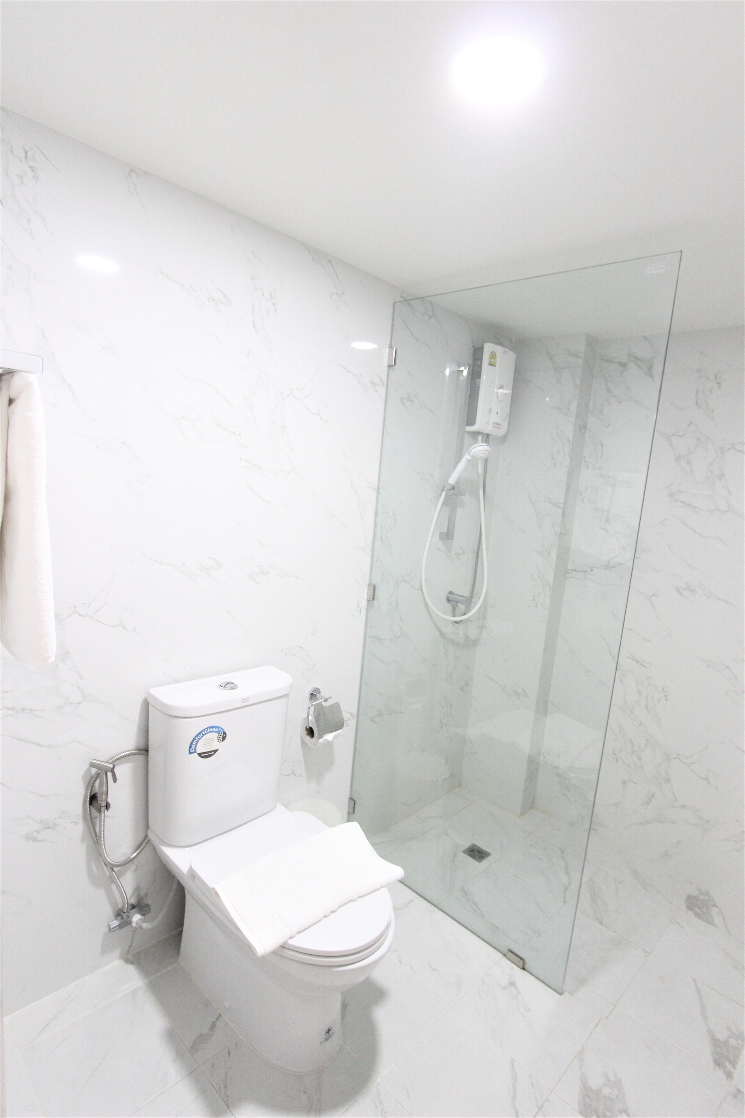 shower, hydromassage showerhead, free toiletries, hair dryer