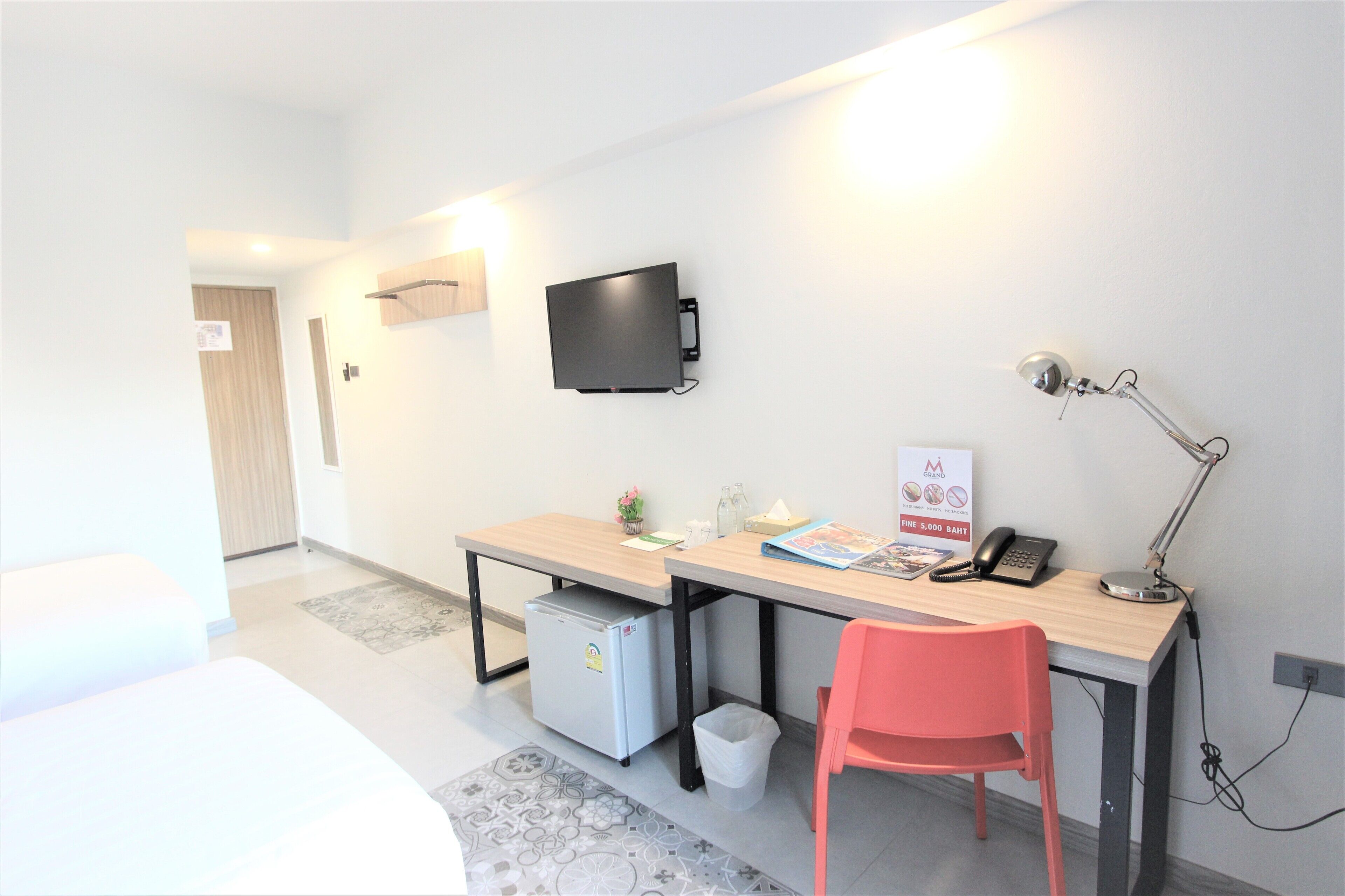 superior twin room | 1 bedroom, minibar, desk, laptop workspace