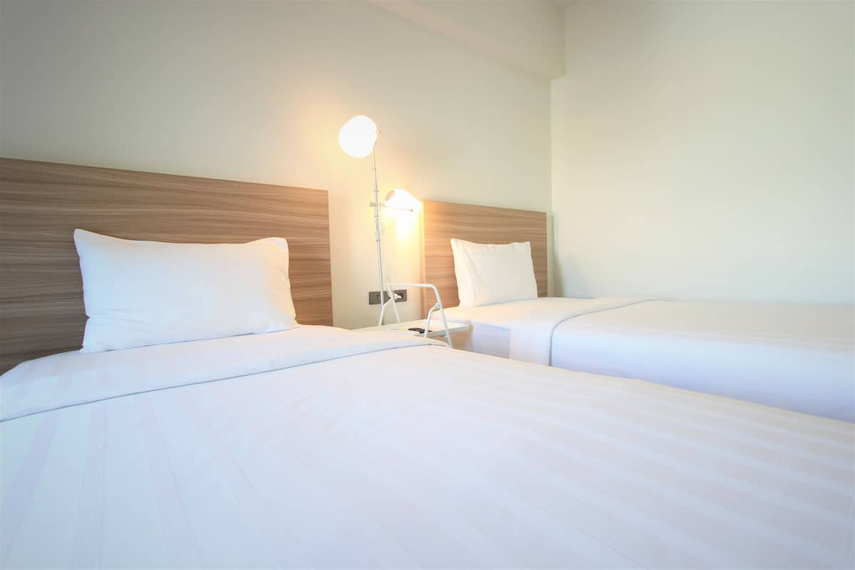 deluxe double room, non smoking | 1 bedroom, minibar, desk, laptop workspace