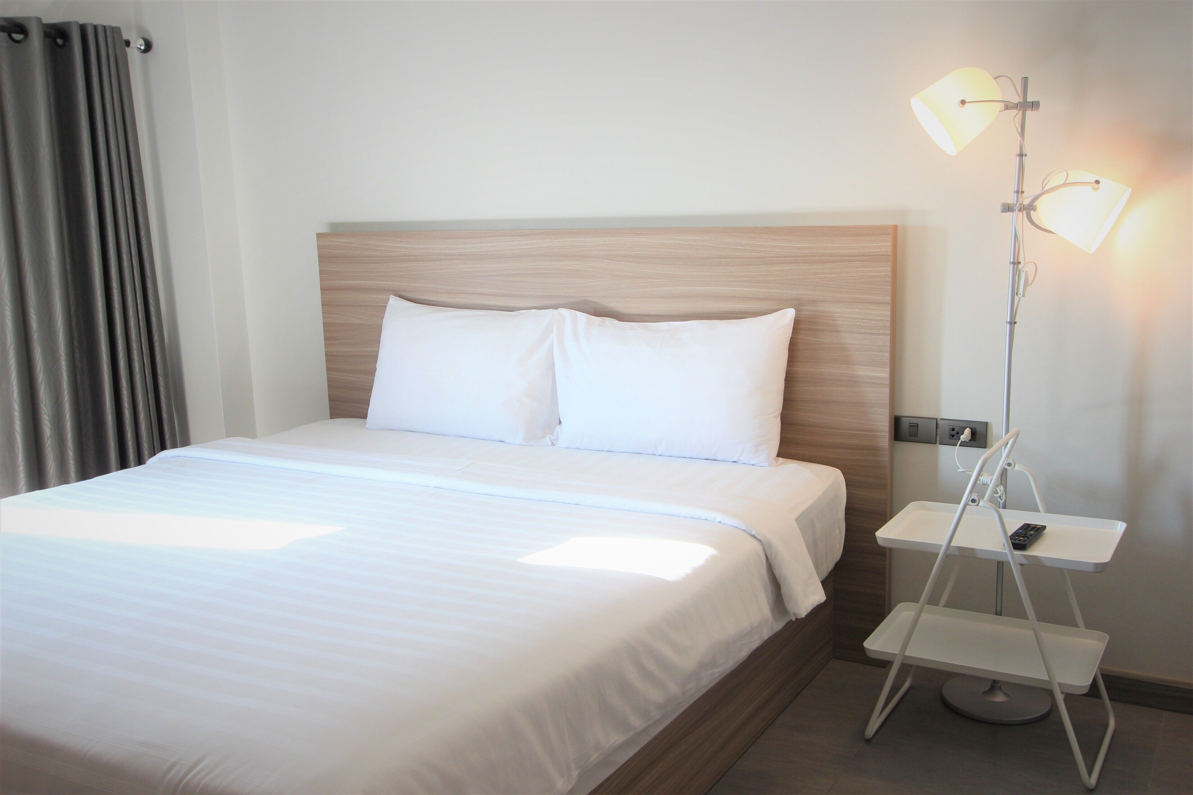 deluxe double room, non smoking | 1 bedroom, minibar, desk, laptop workspace