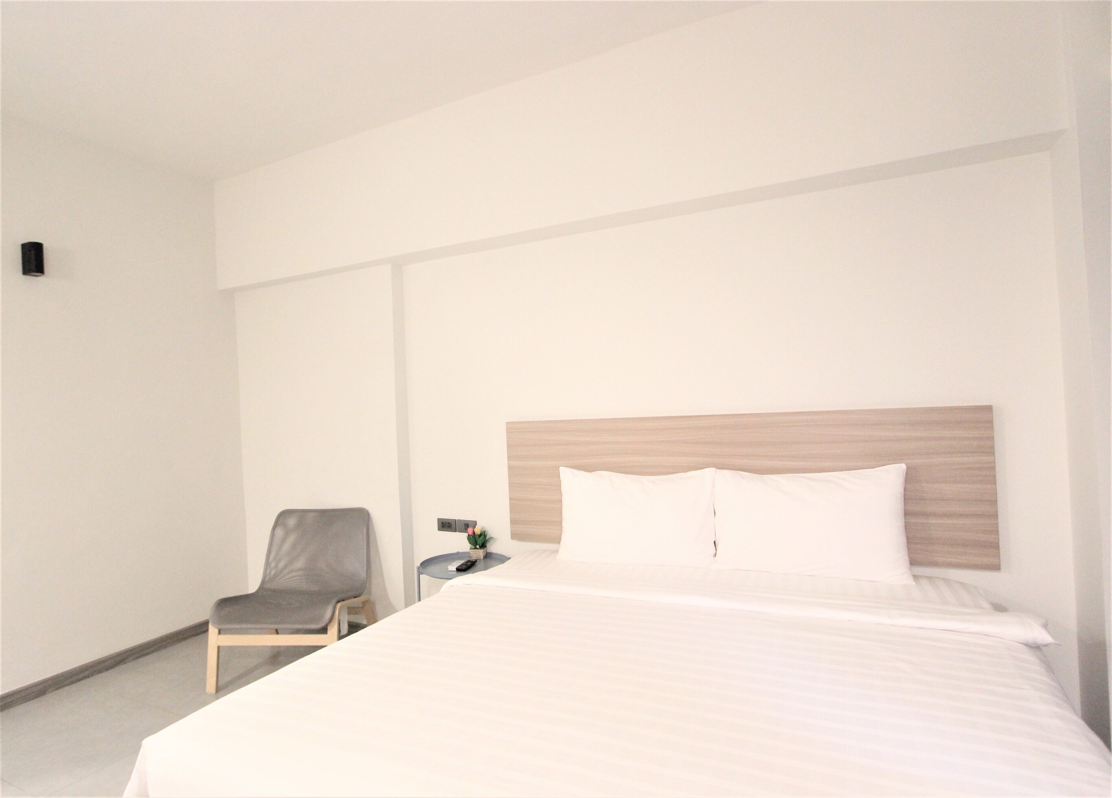 superior twin room | 1 bedroom, minibar, desk, laptop workspace
