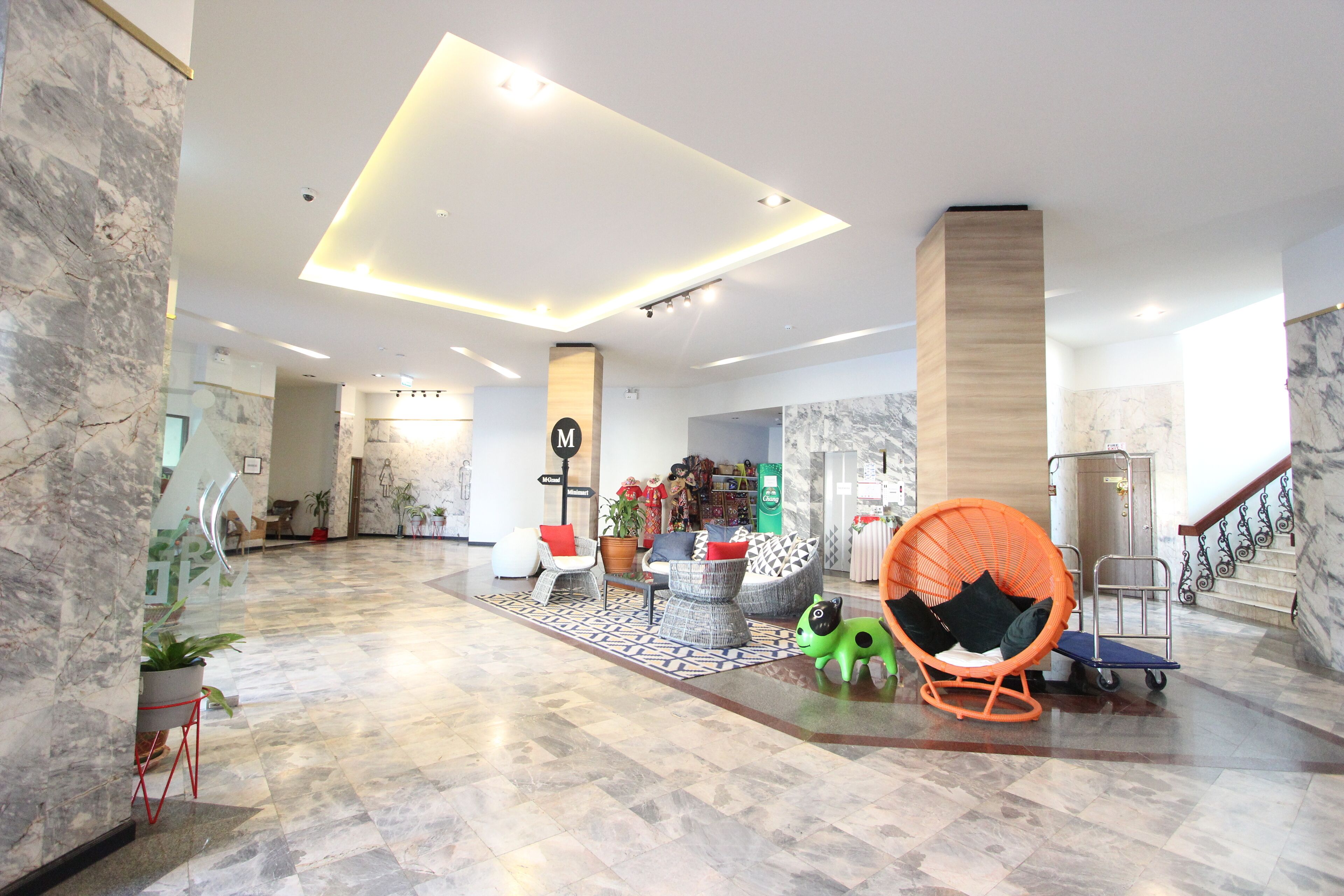 40-inch flat-screen tv with cable channels, tv