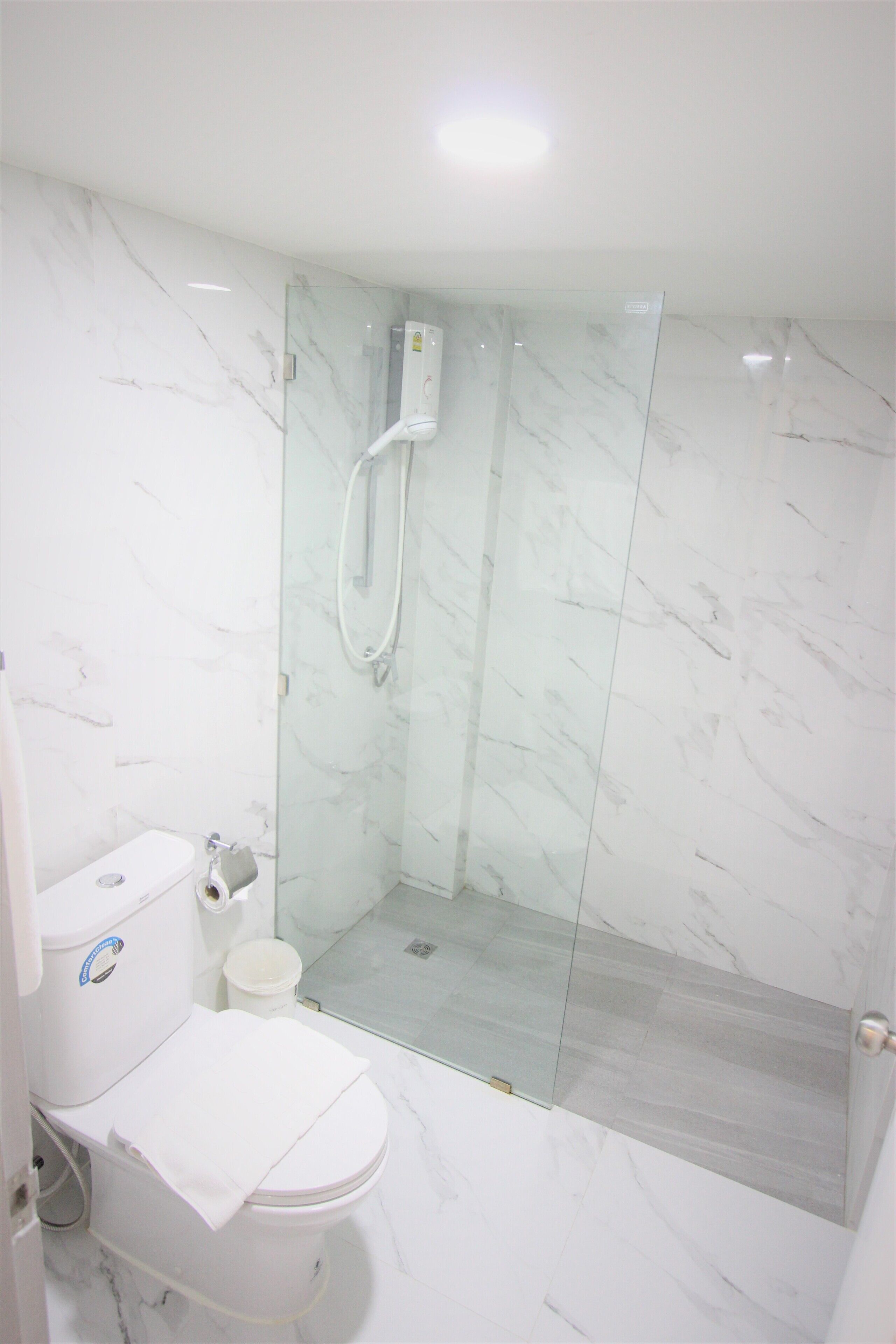 deluxe double room, non smoking | bathroom | shower, hydromassage showerhead, free toiletries, hair dryer