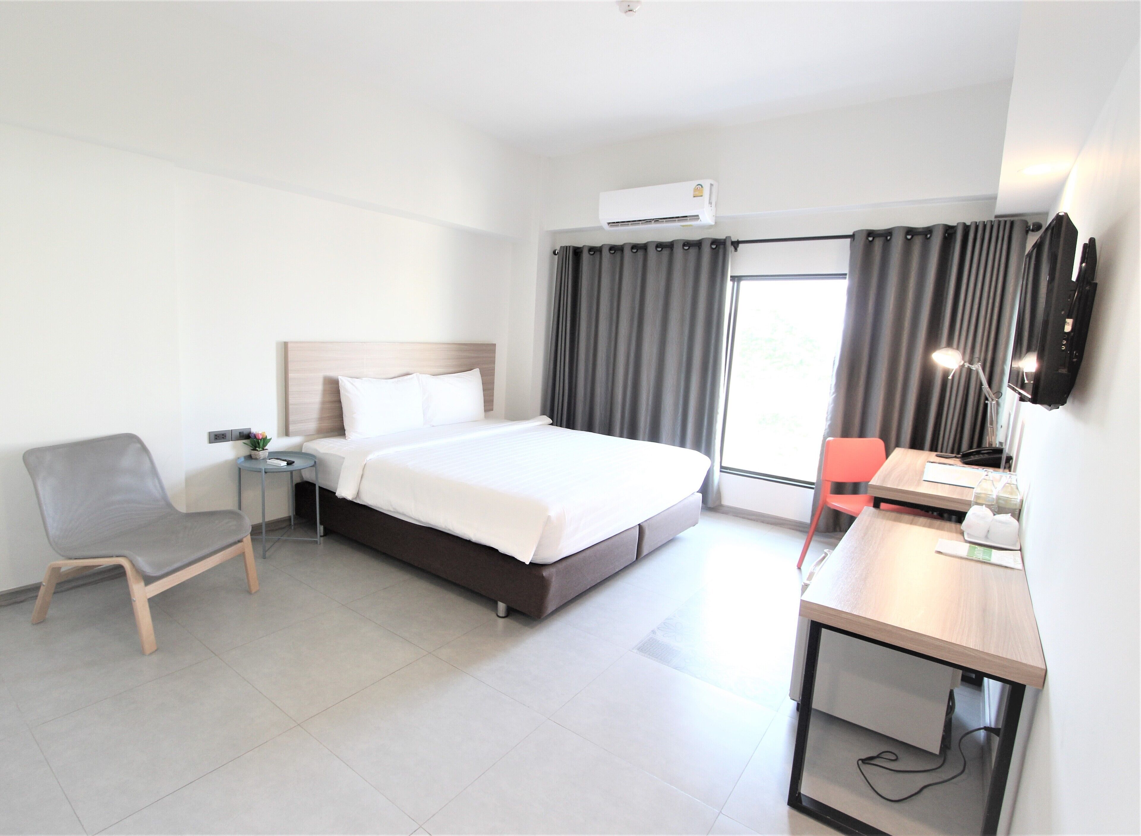 superior double room | 1 bedroom, minibar, desk, laptop workspace