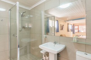 Standard Suite, 3 Bedrooms, Kitchen, Beachside | Bathroom