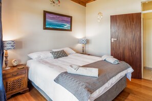 Suite estándar, 3 habitaciones, cocina, junto a la playa | 3 habitaciones, ropa de cama de alta calidad y escritorio