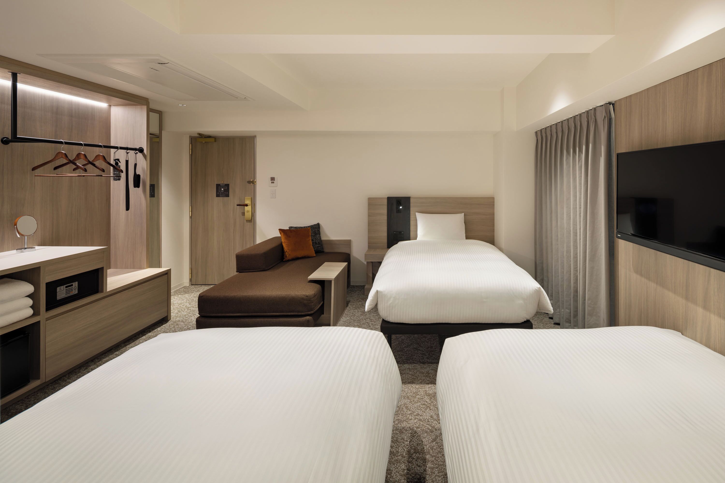 family triple room, non smoking | 1 bedroom, in-room safe, blackout curtains, free wifi