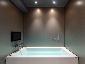 In-room safe, blackout drapes, free WiFi, bed sheets - The OneFive Osaka Namba Kuromon (Osaka)