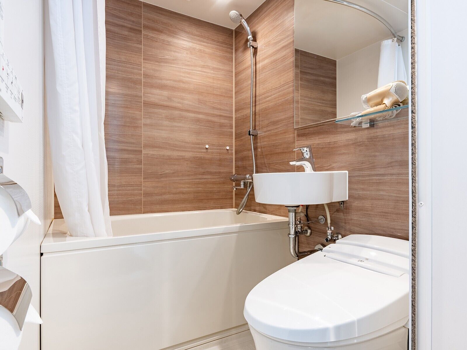 Ein modernes Badezimmer mit Badewanne, Waschbecken und Dusche.