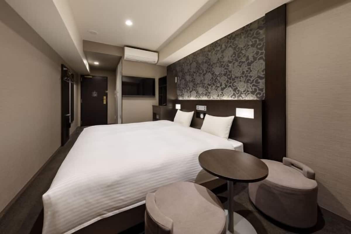 In-room safe, blackout curtains, free WiFi, bed sheets