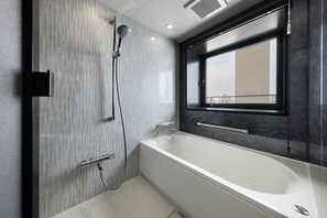 Combined shower/bathtub, free toiletries, hair dryer, slippers - The OneFive Osaka Namba Kuromon (Osaka)