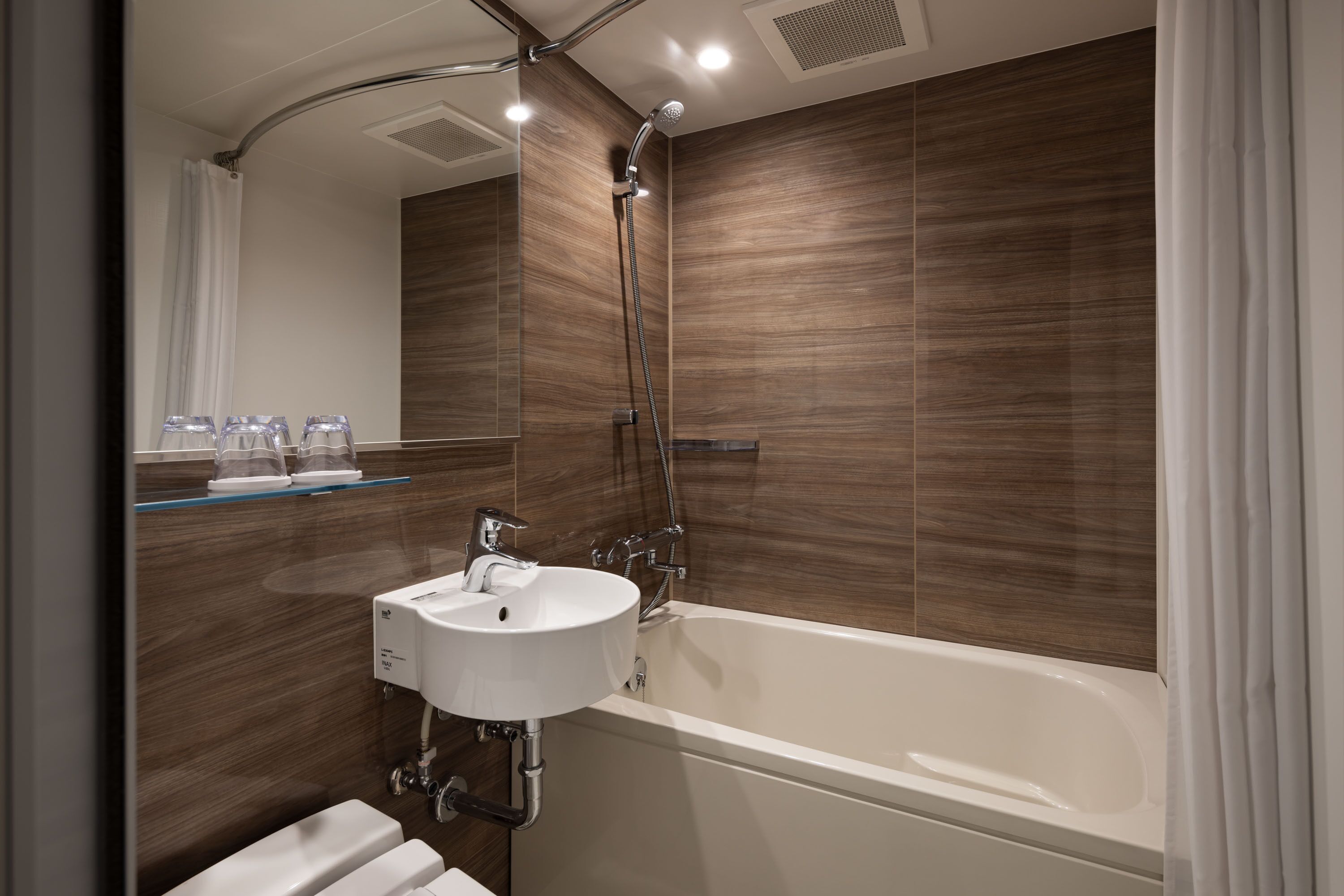 combined shower/bathtub, free toiletries, hair dryer, slippers