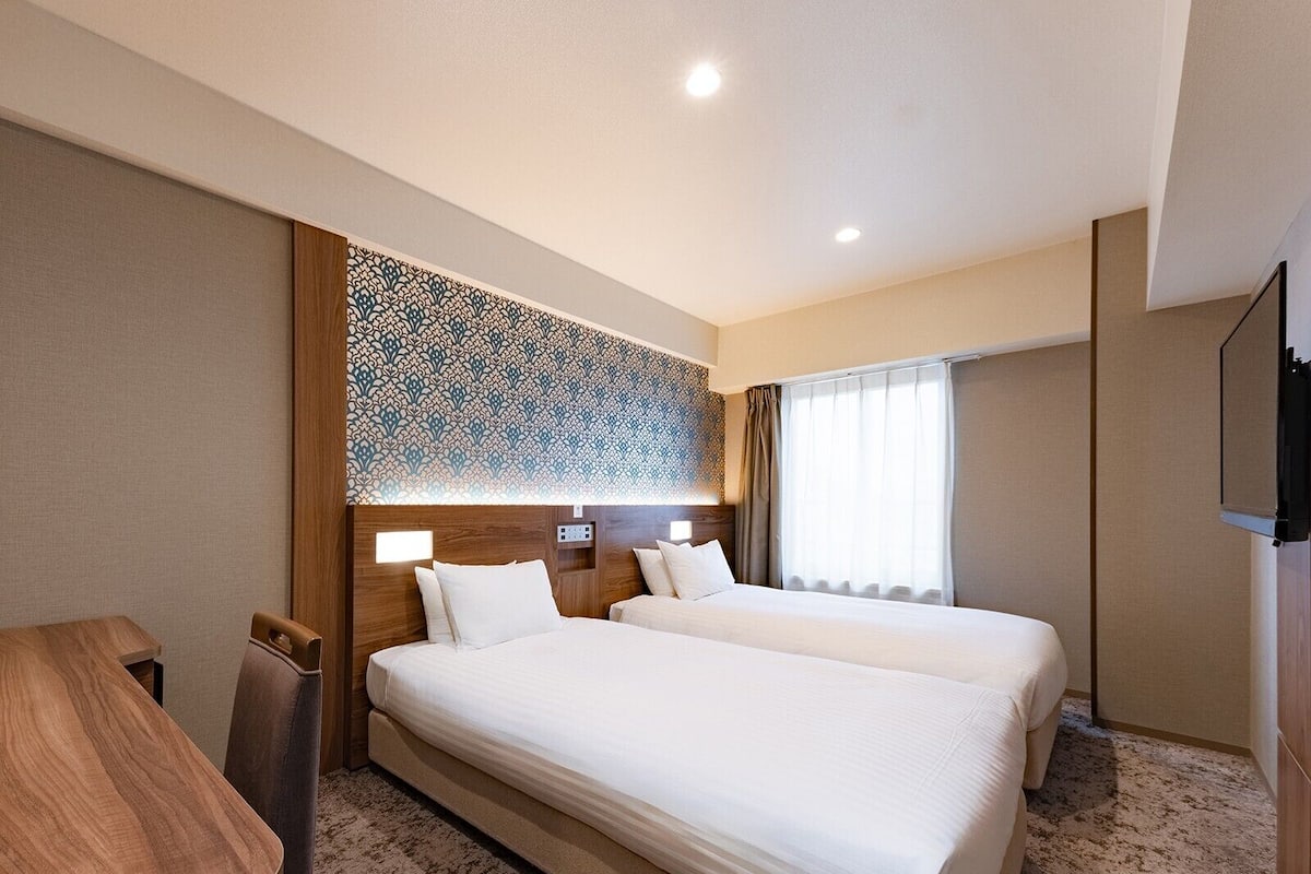 In-room safe, blackout curtains, free WiFi, bed sheets