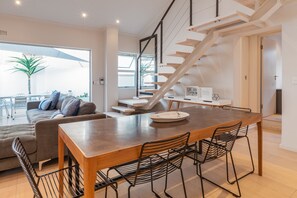 Elite House, 3 Bedrooms, Pool Access | In-room dining - Aandbloem (Cape Town)