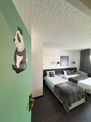 A hotel room with two beds, a green accent wall, a panda decoration, and a textured ceiling. - Hotel Panda (Pas de la Casa)