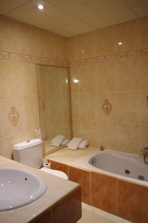 Quarto triplo | Banheiro | Banheira de hidromassagem, produtos de toalete grátis