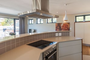 Villa Presidential - 3 sovrum - balkong - utsikt mot bergen | Eget kök | Kylskåp, mikrovågsugn, diskmaskin och kaffe- och tebryggare