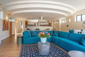 Villa presidencial, 3 habitaciones, balcón, vista a la montaña | Área de sala de estar | Televisión de pantalla plana 
