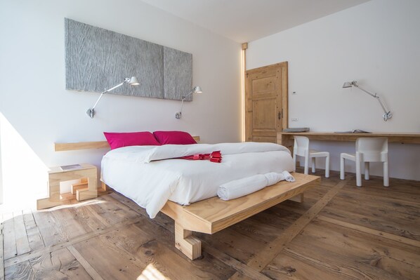 Familien-Suite, 2 Schlafzimmer, Balkon, Bergblick | Minibar, Schreibtisch, schallisolierte Zimmer, kostenloses WLAN