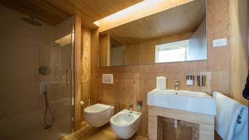 Suite familiare, 2 camere da letto, balcone, vista montagna | Bagno | Doccia, set di cortesia gratuito, asciugacapelli, bidet