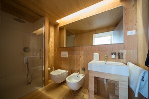 Familien-Suite, 2 Schlafzimmer, Balkon, Bergblick | Badezimmer | Dusche, kostenlose Toilettenartikel, Haartrockner, Bidet