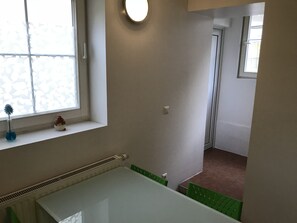 Apartment (4) | Essbereich im Zimmer