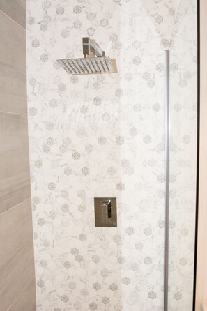 Comfort-Apartment, 1 Schlafzimmer, Blick auf den Innenhof | Badezimmer | Dusche, kostenlose Toilettenartikel, Haartrockner, Handtücher