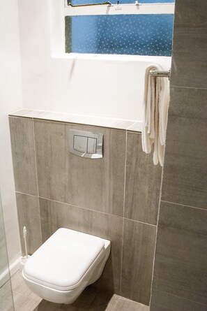 Comfort Apartment, 1 Bedroom, Courtyard View | Bathroom | Shower, free toiletries, hair dryer, towels