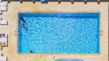 Sæsonbestemt udendørs pool, gratis hytter, parasoller