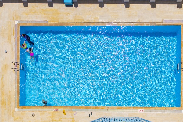 Una piscina al aire libre de temporada, cabañas de piscina gratuitas