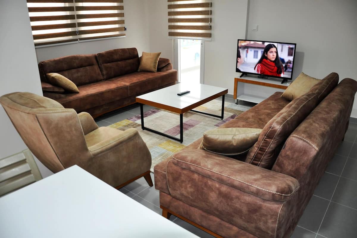 Familiekamer | Woonruimte | Een 40-inch lcd-televisie met satellietzenders en een televisie