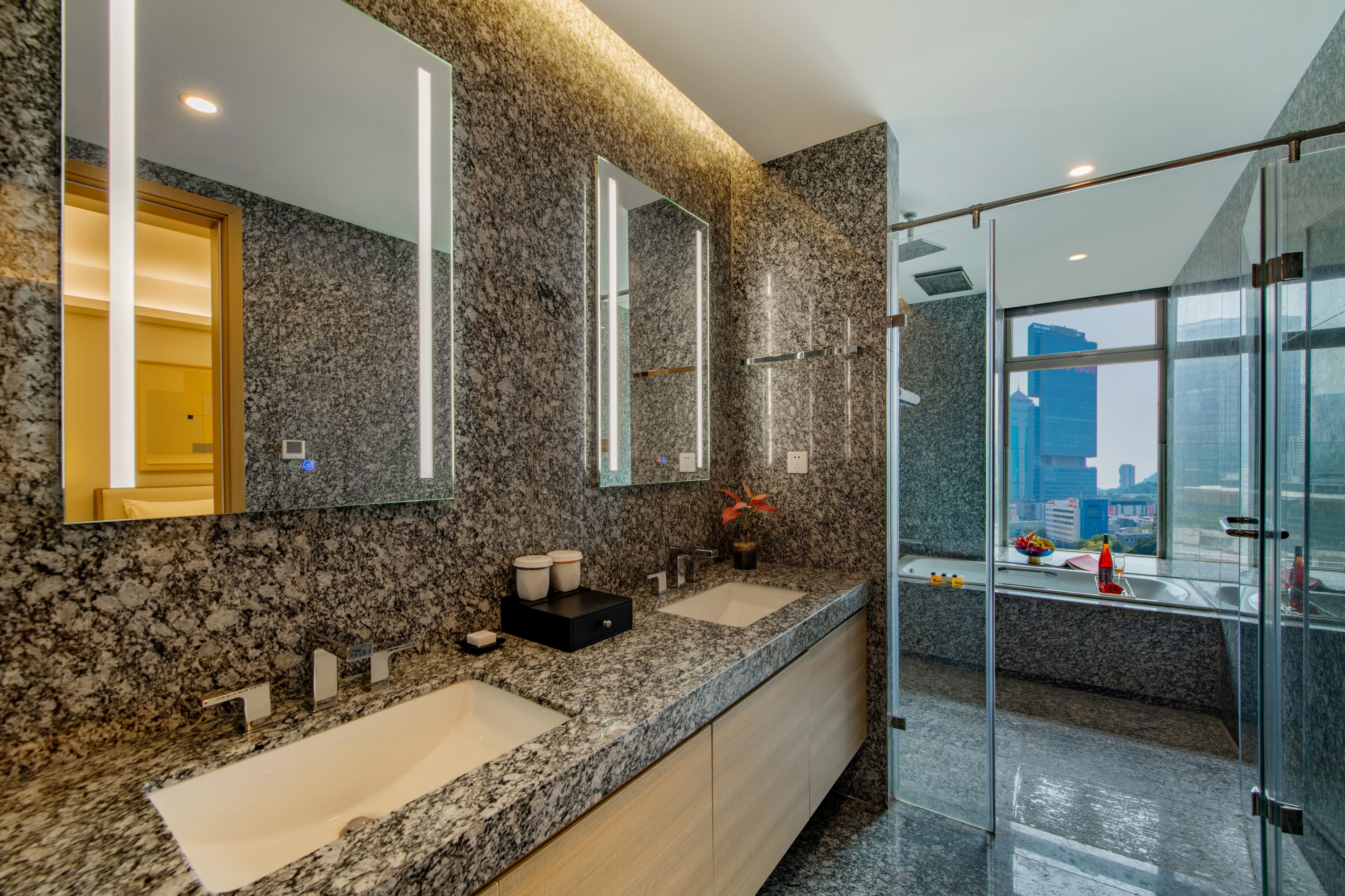 Luxury Apartment | Bathroom | Combined shower/bathtub, rainfall showerhead, free toiletries