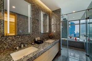 Luxury Apartment | Bathroom | Combined shower/tub, rainfall showerhead, free toiletries, hair dryer