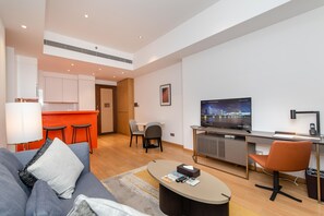 Appartement supérieur | Aire de séjour | Téléviseur à écran plat de 53 po avec télévision par câble, téléviseur