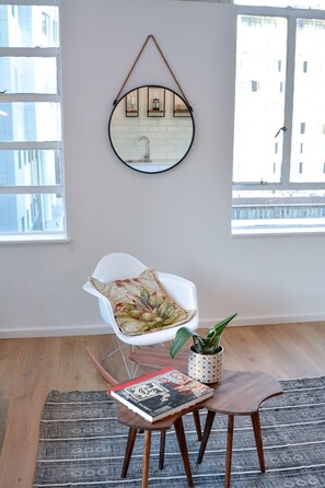 Economy-Studiosuite, 1 Schlafzimmer, Küche, Stadtblick | Wohnbereich | Flachbildfernseher