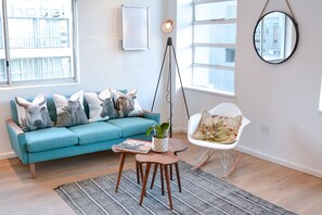 Suite estudio económica, 1 habitación, cocina, vista a la ciudad | Área de sala de estar | Televisión de pantalla plana 