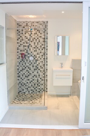 Suíte estúdio econômica, 1 quarto, cozinha, vista para a cidade | Banheiro | Chuveiro, produtos de toalete grátis, toalhas de banho