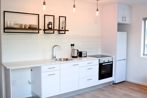 Suite estudio económica, 1 habitación, cocina, vista a la ciudad | Cocina privada | Refrigerador, microondas, horno y parrilla de estufa 