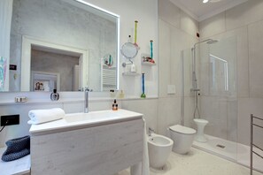 Apartment, 3 Bedrooms | Bathroom | Shower, hair dryer, bidet, towels -  Stunning Modern Apartment in the Heart of Venice (Venice)