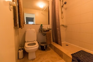 Apartment, 2 Bedrooms | Bathroom | Shower, rainfall showerhead, free toiletries, towels