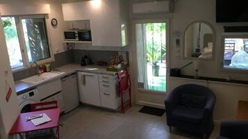 ตู้เย็น, ไมโครเวฟ, เตาประกอบอาหาร, เครื่องล้างจาน