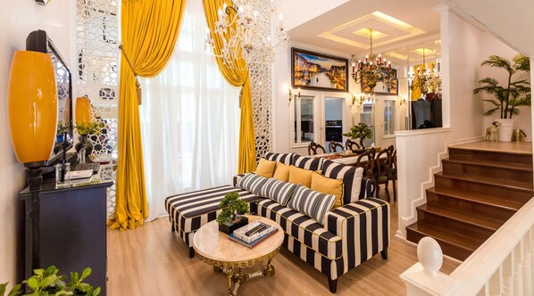 Luxury 4-Bedroom Townhome | Living area | Smart TV - Sabai Space Bangkok (Bangkok)