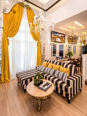 Luxury 4-Bedroom Townhome | Living area | Smart TV - Sabai Space Bangkok (Bangkok)