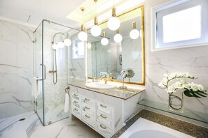 Luxury Townhome | Bathroom | Deep soaking tub, free toiletries, towels - Sabai Space Bangkok (Bangkok)