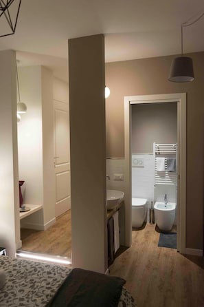 A modern bathroom with a toilet, bidet, and sink. - St. Peter's Luxury Rooms (Rome)
