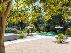 Una piscina al aire libre, una piscina climatizada