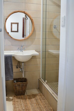 Stadtwohnung, 2 Schlafzimmer | Badezimmer | Komfortbadewanne, Regendusche, kostenlose Toilettenartikel, Handtücher