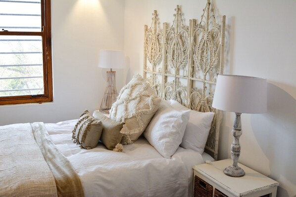 2 عدّة غرف نوم وأغطية فراش متميزة ومكتب ومكواة/لوح كي