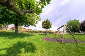 Children's play area - outdoor - Agriturismo Villa Antonella (Iseo)